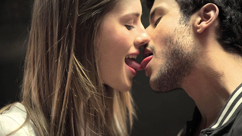 Dù ít trường hợp xảy ra, nhưng hôn môi vẫn có thể gay lây nhiễm viêm gan B